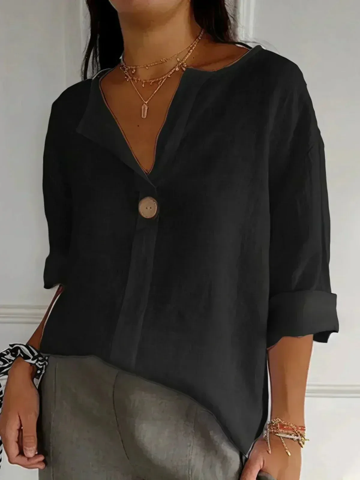 Naomi – Chic V-Neck Blouse